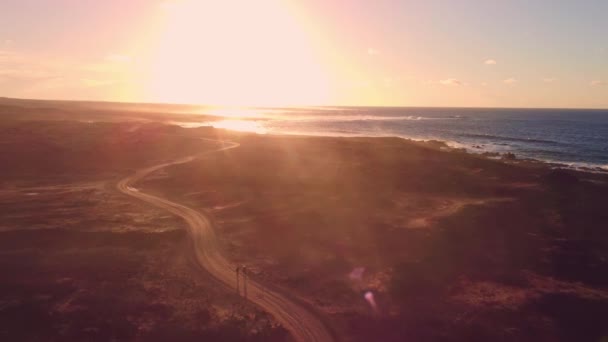 当你看到令人叹为观止的落日把它的金光投射在岛上 形成迷人的景色时 沿着海滨道路展开美丽的旅程 — 图库视频影像