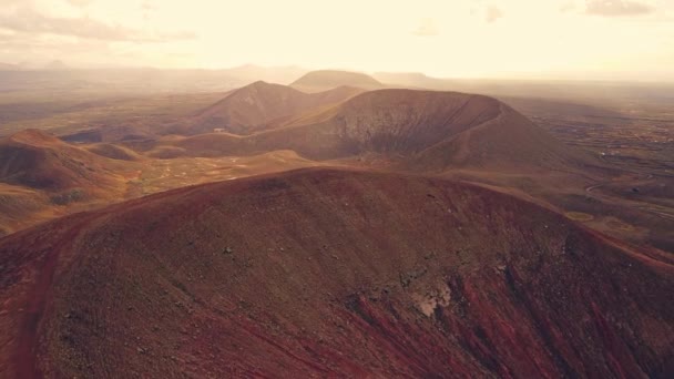 Muhteşem Volkanların Üzerinde Süzülürken Kanarya Adaları Dağ Manzaralarının Hayranlık Uyandıran — Stok video