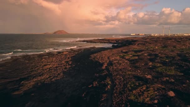 Поднимитесь Над Суровым Впечатляющим Вулканическим Ландшафтом Вдоль Скалистого Берега Захватывая — стоковое видео