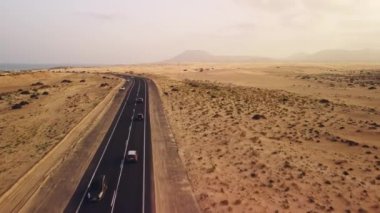 Manzaralı yol boyunca nefes kesici bir hava yolculuğuna çıkın kumulların arasından kıvrılarak Fuerteventura 'nın çarpıcı manzarasını ortaya çıkarın. Yüksek kalite 4k görüntü