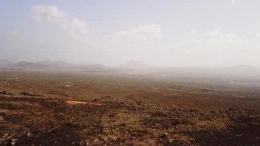 Antik volkanik aktivitelerin büyüleyici manzarası Fuerteventura volkanik vadisinde büyüleyici bir uçuş için gökyüzüne çıkın.