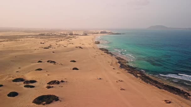 沉醉在美丽的海滩上 原始的沙丘和清澈的蓝绿色大海展现了它迷人的水下世界 高质量的4K镜头 — 图库视频影像