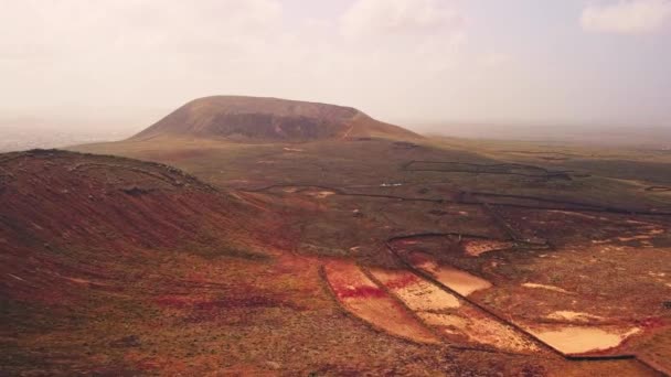 Fuerteventura Daki Sönmüş Volkan Kraterine Yaklaşmanın Heyecanını Yaşayın Antik Doğal — Stok video