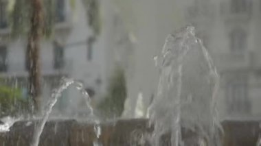 Çeşmenin birkaç fıskiyesi yavaş çekimde yakın çekimde. Yüksek kalite 4k görüntü