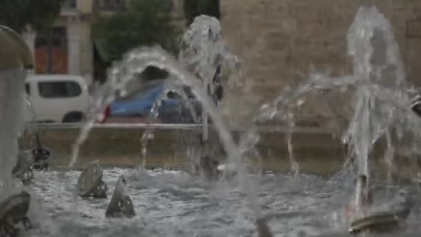 Městská Fontána Vodní Trysky Zpomaleny Vysoce Kvalitní Záběry — Stock video