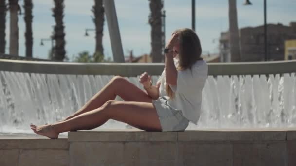 Hot Day Girl Finds Solace Fountain Enjoying Soothing Ambiance Cool — Stock Video