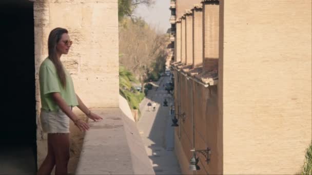 Ένα Κορίτσι Στέκεται Στο Μπαλκόνι Του Φρουρίου Θαυμάζοντας Την Πανοραμική — Αρχείο Βίντεο