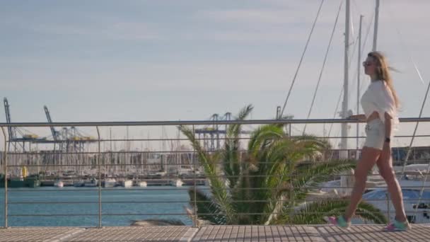 Sea Testigo Grácil Zancada Una Niña Caminando Largo Del Puerto — Vídeo de stock