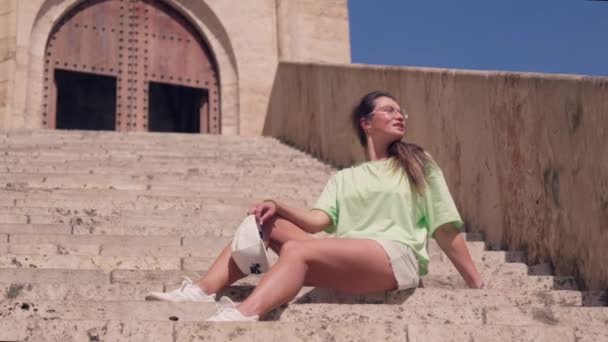 Девушка Сидит Ступенях Валенсийского Форта Высококачественные Кадры — стоковое видео