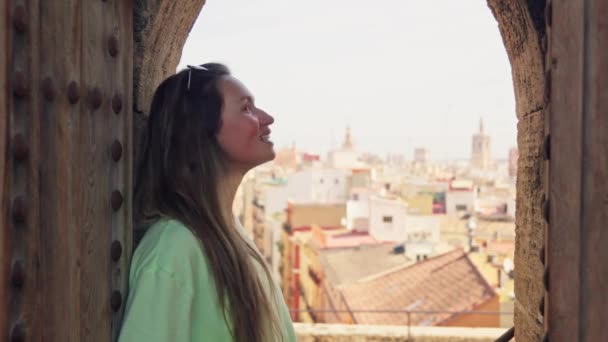 Maceracı Kız Gezgin Keşfettiği Antik Şatonun Kulesinin Nefes Kesici Manzarasına — Stok video