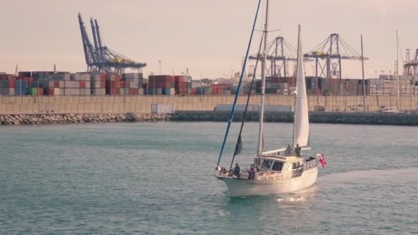 バレンシアの活気ある港を航行するヨットの優雅な動きを目撃してください 高品質4K映像 — ストック動画
