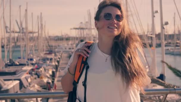 エレガントなヨットで飾られた海のマリーナの中に美しい少女の魅惑的な肖像画をキャプチャします 高品質4K映像 — ストック動画
