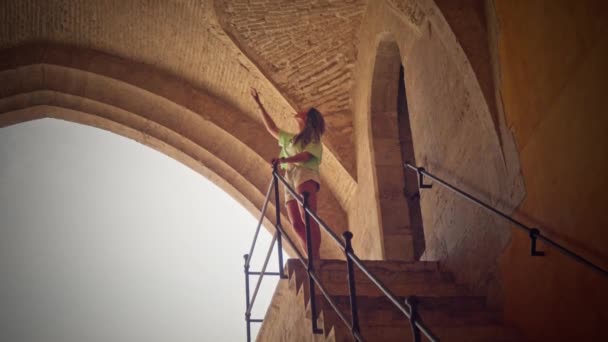 Menina Explora Majestoso Castelo Vagando Por Seus Antigos Corredores Admirando — Vídeo de Stock