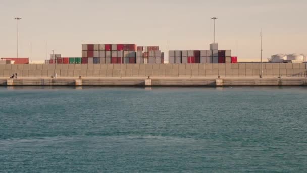 ダイナミックポートの賑やかなコンテナ倉庫と貨物ターミナルを探索し 国際貿易の物流と操作を紹介します — ストック動画