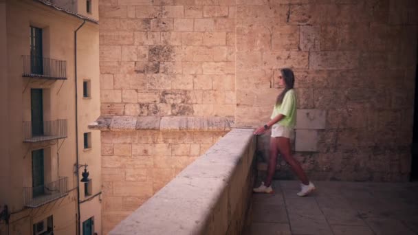 Ένα Κορίτσι Πλησιάζει Μπαλκόνι Και Ατενίζει Μαγευτικό Πανόραμα Της Οδού — Αρχείο Βίντεο