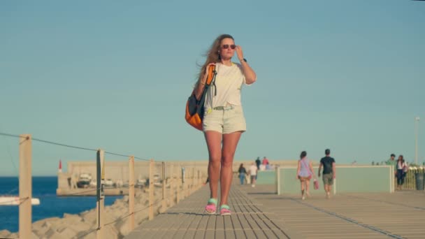 Siga Cautivadora Visión Una Chica Caminando Largo Del Muelle Del — Vídeo de stock