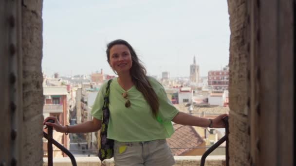 Dívka Stojí Oblouku Uvnitř Hradu Odhaluje Panorama Města Valencie Mísí — Stock video