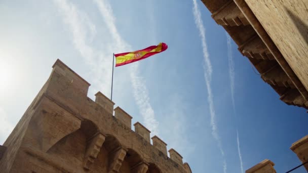 Captura Orgullosa Exhibición Bandera Española Ondeando Sobre Torre Fortaleza Valencia — Vídeo de stock
