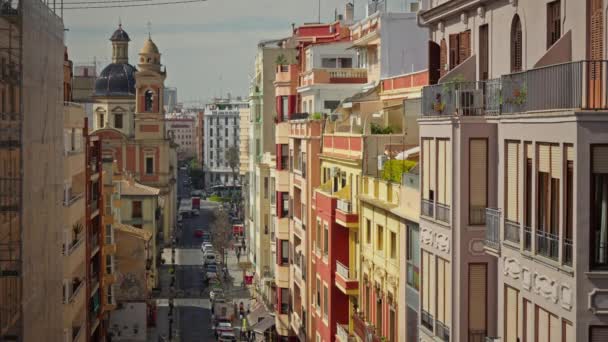 ユニークな視点からバレンシアストリートの賑やかなエネルギーを体験し 最上階から活気のある街の生活と建築の美しさをキャプチャします — ストック動画
