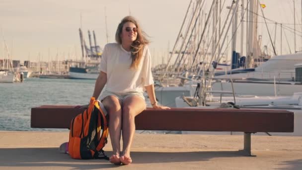 Дівчина Лежить Теплому Сонці Сидить Лавці Тлом Яскравого Яхт Клубу — стокове відео