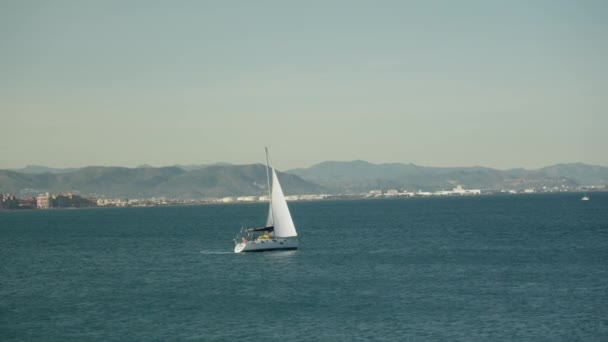 Csodálja Meg Lenyűgöző Látvány Egy Jacht Szemben Festői Háttér Valencias — Stock videók