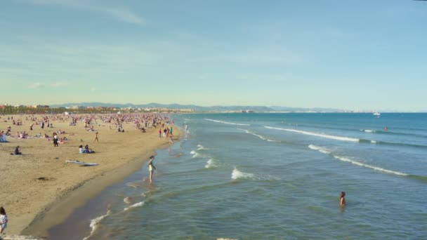 Senk Deg Ned Den Vibrerende Atmosfæren Den Overfylte Stranden Valencia – stockvideo