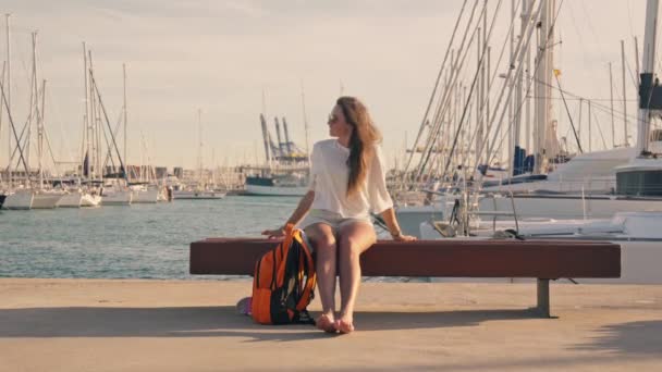 Uma Menina Saboreia Calor Sol Enquanto Senta Banco Frente Vibrante — Vídeo de Stock