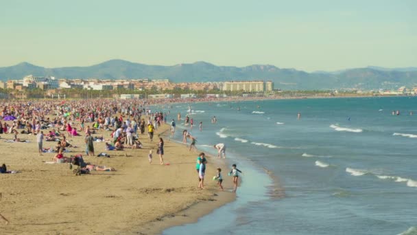 Oplev Den Travle Atmosfære Valencias Overfyldt Strand Varm Solrig Dag – Stock-video