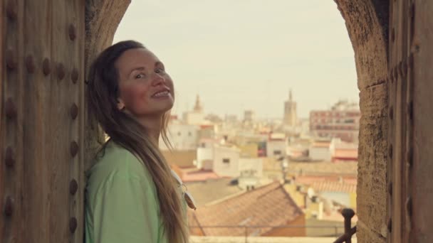 소녀는 과변함 아름다움을 포용하는 성에서 수있는 발렌시아의 매혹적 광경을 즐긴다 — 비디오