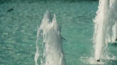 Çeşme jetleri yavaş çekimde, mavi suda. Yüksek kalite 4k görüntü
