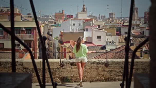 Ragazza Affascinata Dalla Vista Panoramica Del Paesaggio Urbano Valencias Filmati — Video Stock