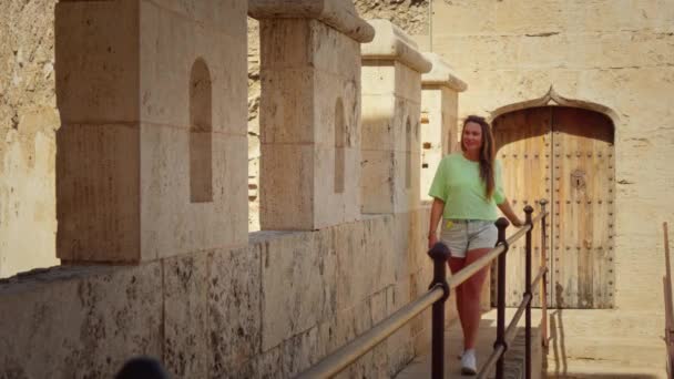 少女はバレンシア市内の魅惑的な要塞を探索し 隠された角を発見し 豊かな歴史に浸る 高品質4K映像 — ストック動画