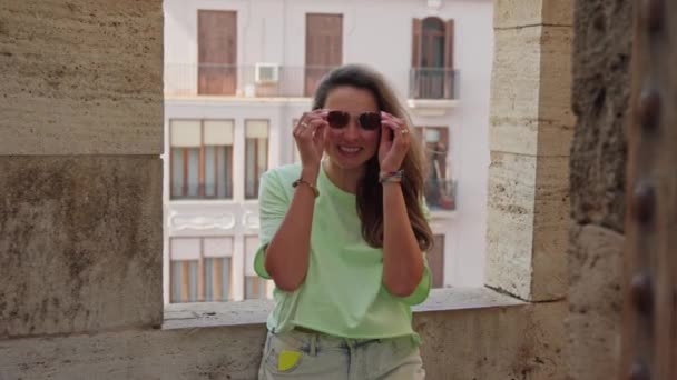 Дівчина Показує Знак Серця Насолоджується Життям Високоякісні Кадри — стокове відео