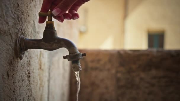 Osoba Vypíná Tekoucí Vodu Kohoutku Čímž Podporuje Ochranu Vody Vysoce — Stock video