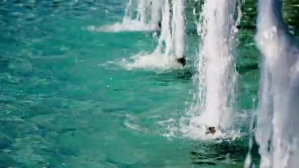 Fonteinjets Slow Motion Blauw Water Hoge Kwaliteit Beeldmateriaal — Stockvideo