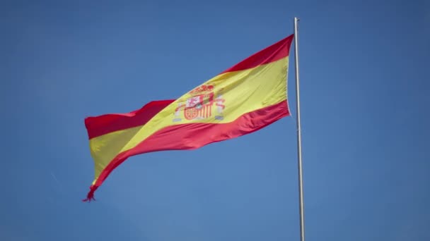 Spanyol Zászló Magasan Áll Szemben Tiszta Kék Égbolttal Amely Nemzetek — Stock videók