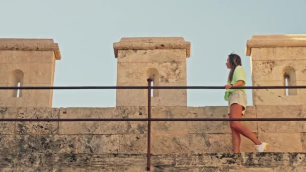 Κορίτσι Περπατά Κατά Μήκος Του Φρουρίου Του Κάστρου Απολαμβάνοντας Την — Αρχείο Βίντεο