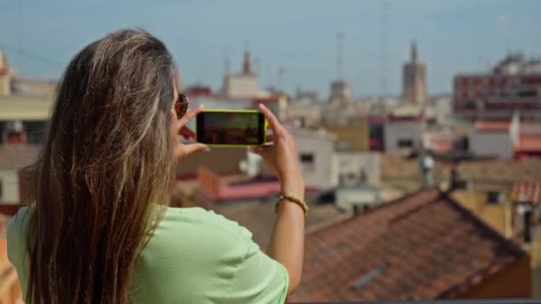 Dívka Fotí Panorama Valencie Svém Telefonu Vysoce Kvalitní Záběry — Stock video