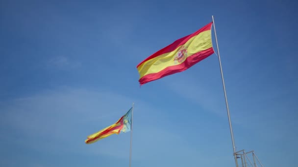 Dua Bendera Bendera Spanyol Dan Bendera Valencia Dengan Bangga Melambai — Stok Video