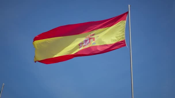 Španělská Vlajka Hrdě Vlaje Pozadí Oblohy Představuje Národní Identitu Symbolizuje — Stock video