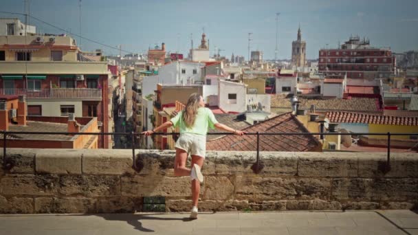 Κορίτσι Είναι Γοητευμένος Από Την Πανοραμική Θέα Της Πόλης Valencias — Αρχείο Βίντεο
