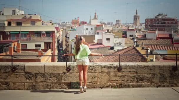 Menina Cativada Pela Vista Panorâmica Paisagem Urbana Valencias Imagens Alta — Vídeo de Stock