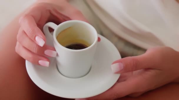 Quarto Aconchegante Uma Menina Está Cama Tomando Café Rolando Através — Vídeo de Stock
