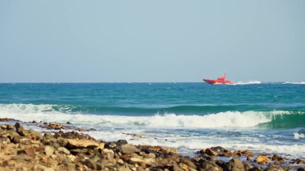 Deniz Kıyısında Canlı Kırmızı Bir Tekne Dalgaların Arasında Dalgalanır Heyecan — Stok video