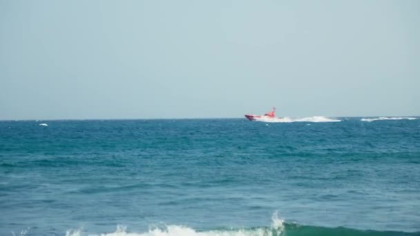 Kırmızı Bir Sürat Teknesi Arkasında Beyaz Bir Köpük Izi Bırakarak — Stok video