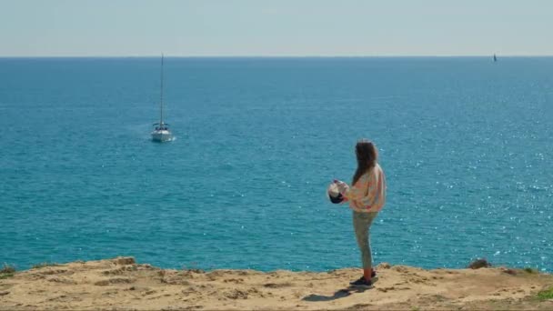 Een Vrouw Die Bovenop Een Zandstrand Naast Oceaan Staat — Stockvideo