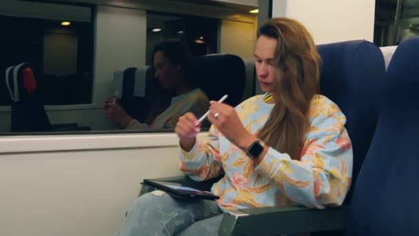 Eine Frau Die Zug Sitzt Und Auf Ihr Handy Schaut — Stockvideo