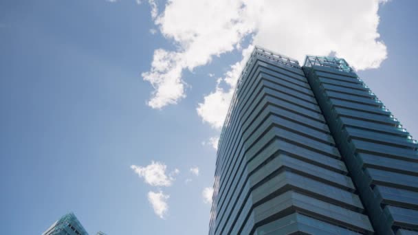 Высокое Здание Фоне Неба — стоковое видео
