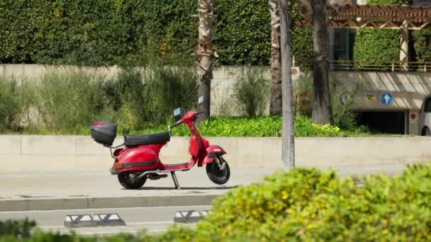 Uno Scooter Rosso Parcheggiato Sul Lato Della Strada — Video Stock
