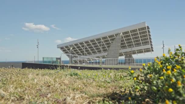 Edificio Con Panel Solar Encima — Vídeos de Stock
